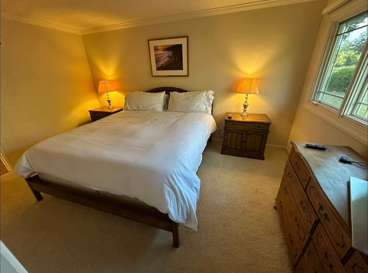 מצעים איכותיים, כריות רכות וציפית מפנקת לנוחות אולטימטיבית.