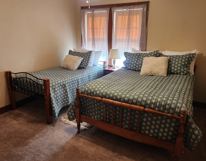 ห้องนอน 2: เตียงเต็มขนาดและเตียงแฝด