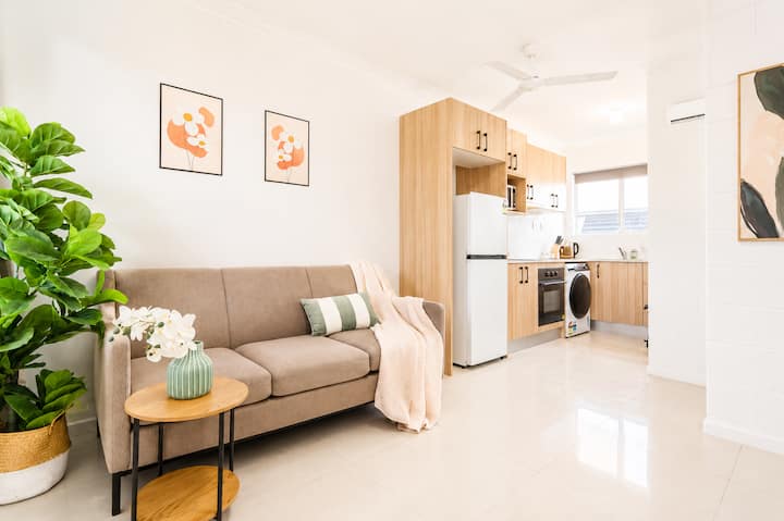 Stylish 2br Getaway | Walk To Waterfront & Parks - Warner Bros. Movie World, Oxenford