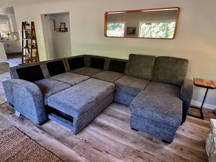 Pridali sme úplne novú rozkladaciu pohovku, na ktore sa pohodlne vyspia dve osoby.
Posteľná bielizeň je v úložnom priestore pohovky.