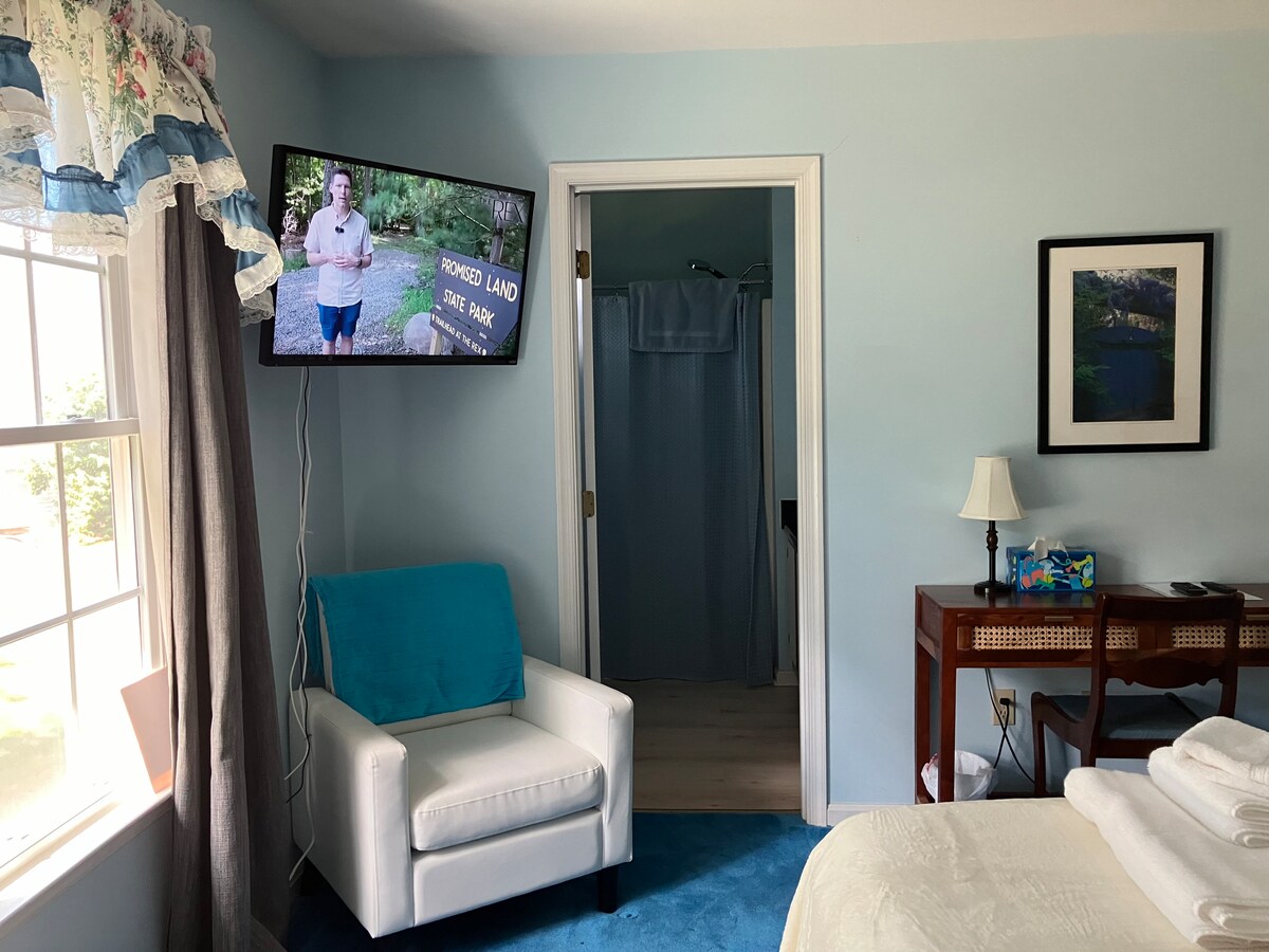 套房内卫生间配备双洗手台，可从主卧直接进入，提供舒适和隐私。