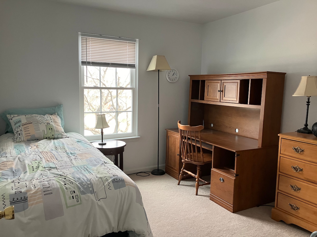 配备适合成人或年长青少年使用的加大单人床、适合学习或工作的专用办公桌和宽敞的衣橱，可存放充足的物品。