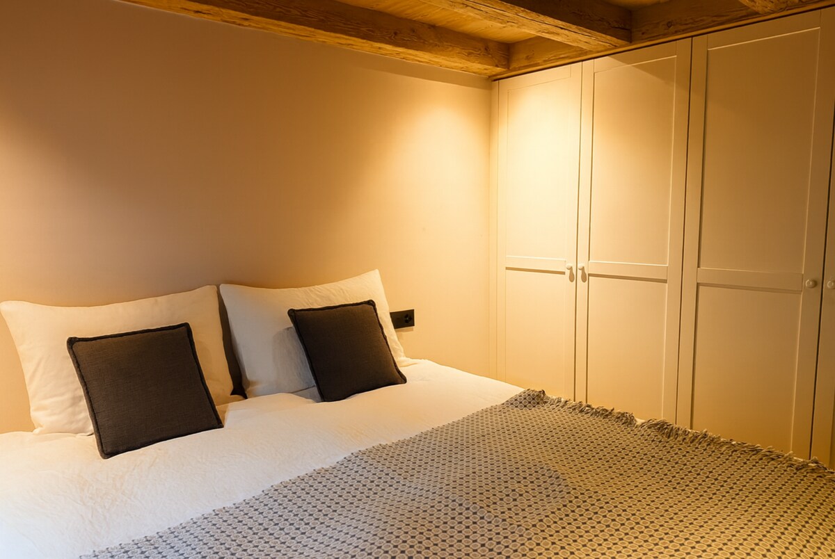 Ლამაზი ორადგილიანი საწოლი 180 სმ სათავსოთი და სააბაზანოთი, რომელიც საზიაროა ორსართულიან ოთახთან