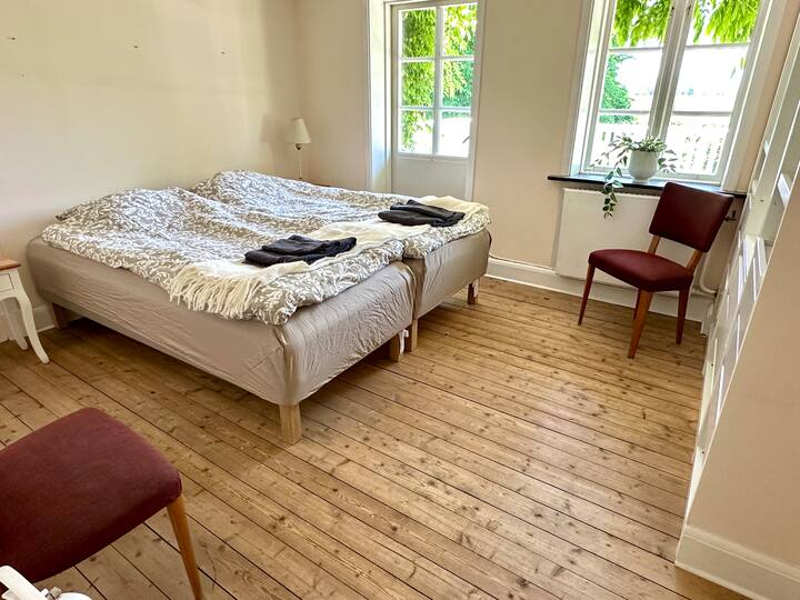 Главната спална соба е горе и има сопствен балкон. Два кревета од 90 см. Гардеробата е во собата 

(Ова е собата што е вклучена ако изнајмувате само една спална соба. Ако ја изнајмувате само оваа соба, немате пристап до тоалетот на горниот кат.)