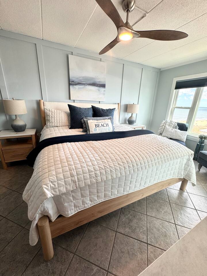 Cama tamaño king en el dormitorio principal con baño completo