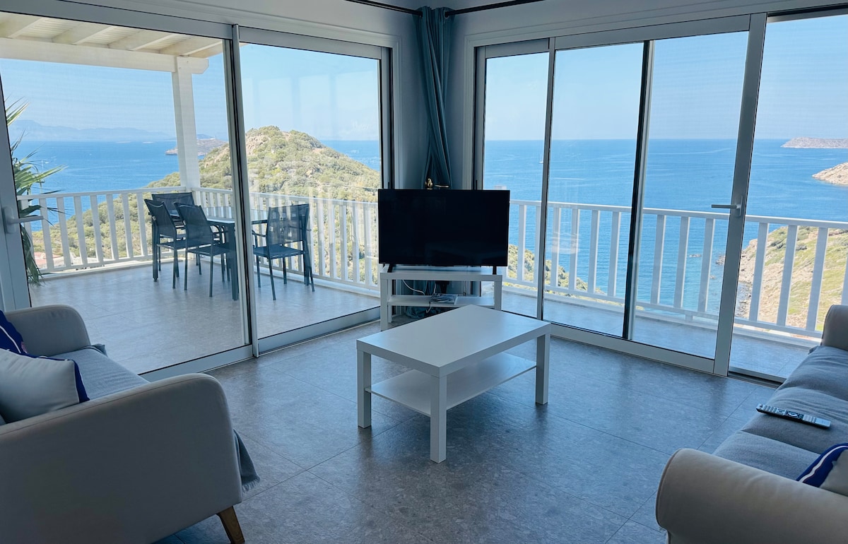 Séjour spacieux s'ouvrant du salon sur la terrasse et la vue. 