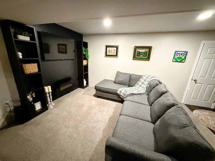 Სრულად მოპირკეთებული სარდაფი ბარით, გასართობი სივრცე, გასაშლელი დივანი, საოფისე სივრცე და სამრეცხაო ოთახი 