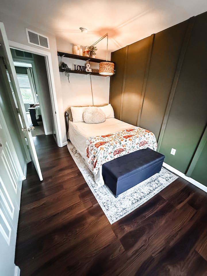 Საწოლის ბოლოში დგას სრული გასაბერი ლეიბი