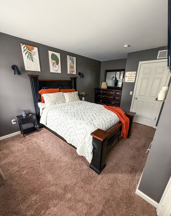 Მთავარი საძინებელი კარადაში გასეირნებით და სრული სააბაზანოს შიდა წვდომით 