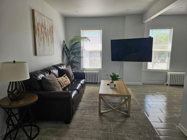 Adorable Apartment 2bd 1bth | Waukegan - Waukegan, IL