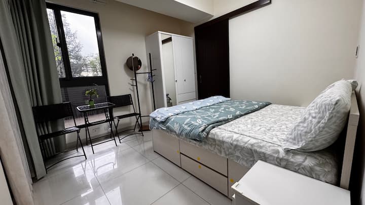 Glavna spavaća soba, bračni krevet, apartman, jedan prozor od poda do stropa, još jedna velika terasa