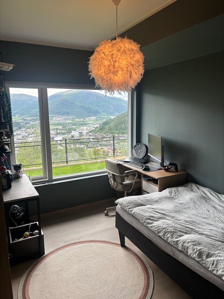 Chumba hiki kina kitanda chenye upana wa sentimita 120 ambacho kinaweza kuchukua watu wawili ikiwa inahitajika. Kipofu cha magurudumu hutoa ulinzi mzuri wa jua.