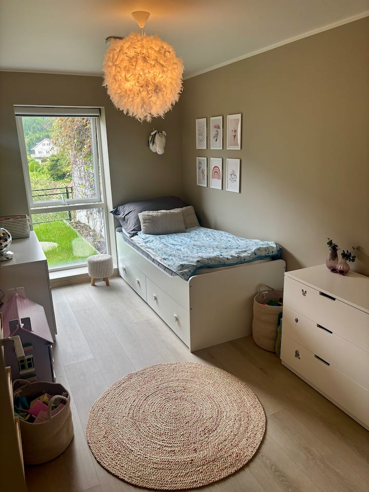 Chumba cha kulala chenye kitanda cha sentimita 90. Kipofu cha magurudumu kwa ajili ya ulinzi wa jua.