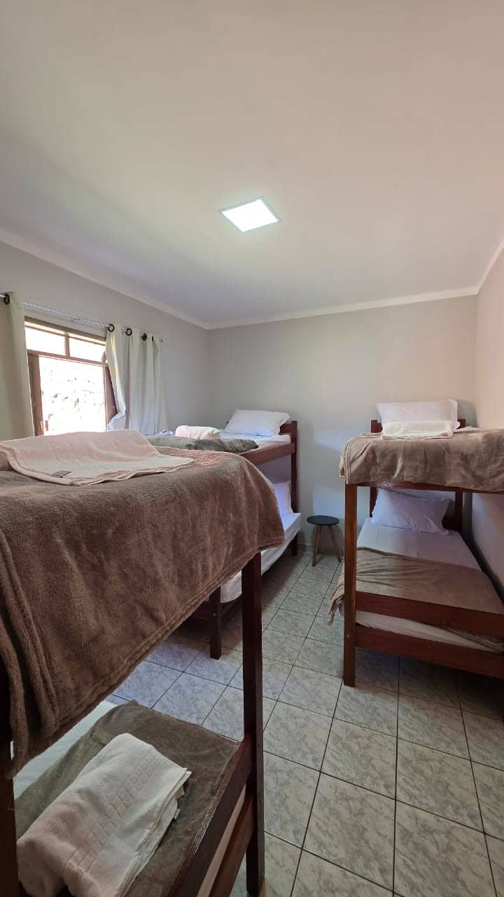 חדר שינה עם 3 מיטות קומותיים, מאוורר נייד ווילונות האפלה 