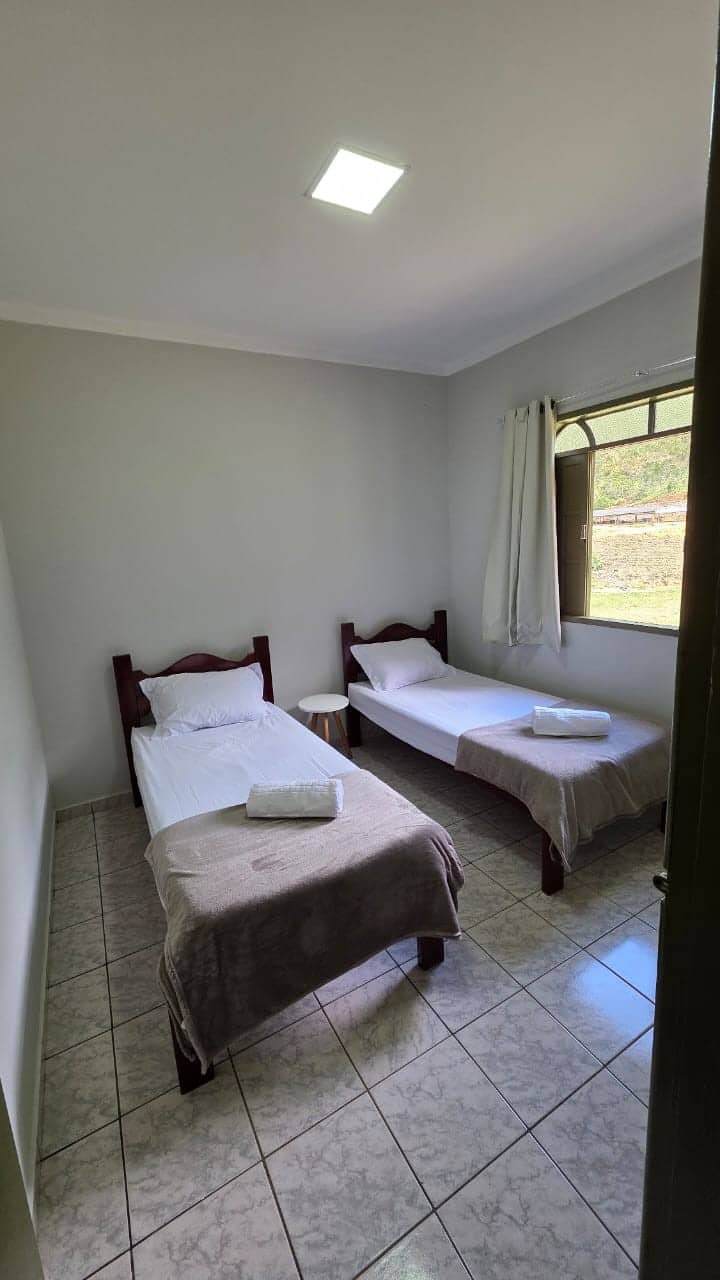 חדר עם שתי מיטות יחיד שניתן להפוך למיטה זוגית. שפע של מקום שניתן למקם לצד עריסה ניידת או מזרן לילדים. 