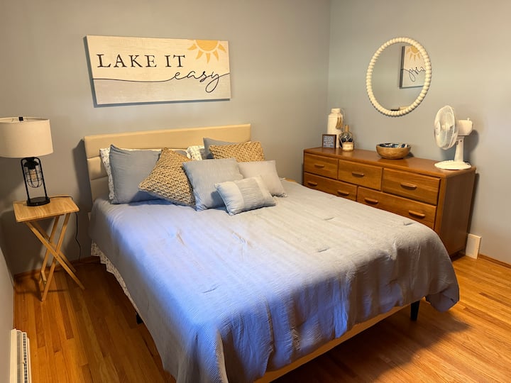 Сосема нов душек со брачна големина. Целосен плакар со закачалки. 