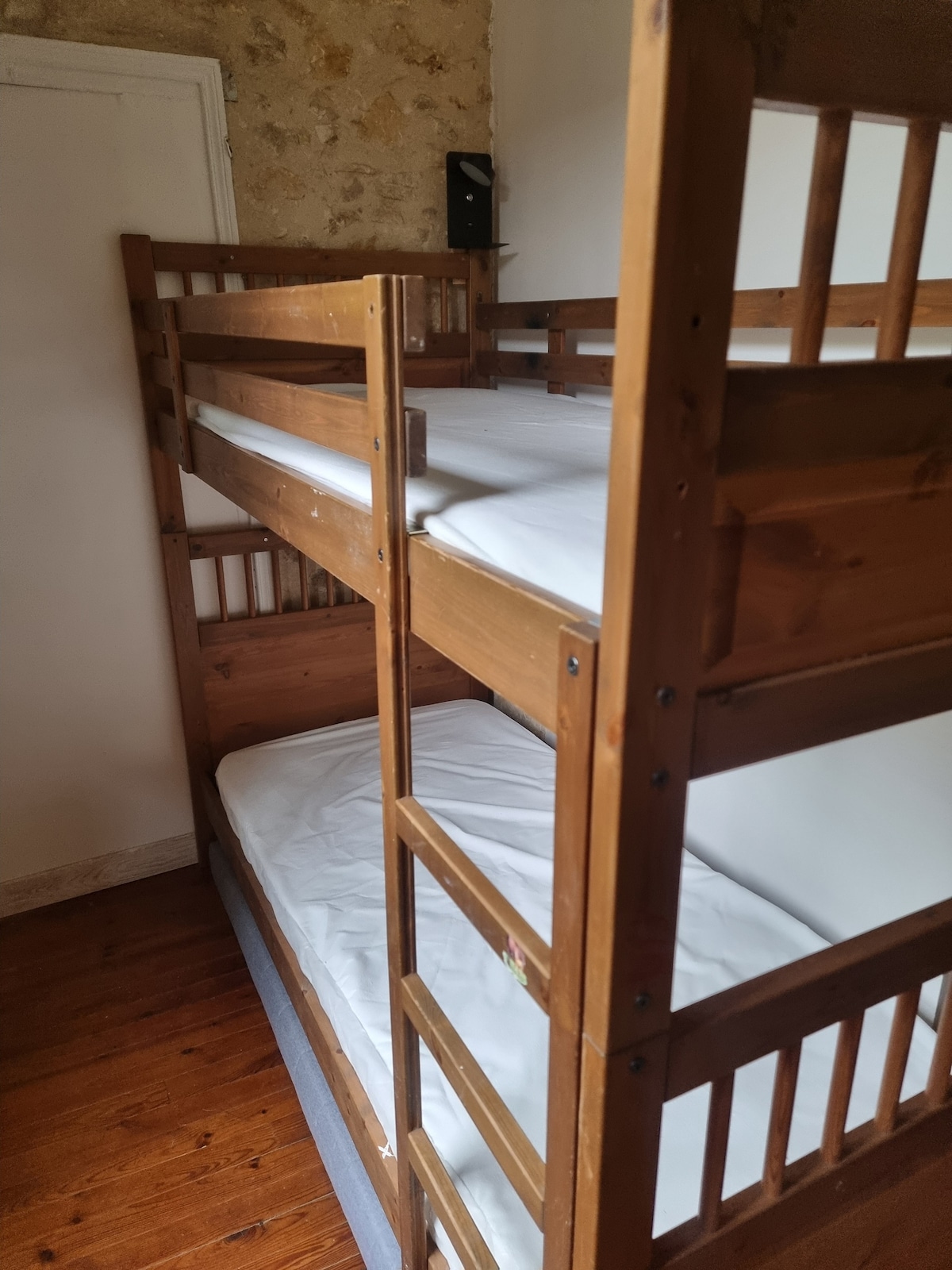 საძინებელი 2 1 სართულზე 