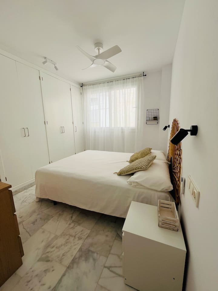 Мемориски душек 150 см, перници од латекс, сѐ ново. 