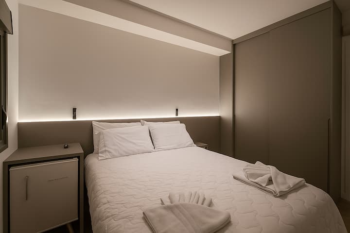 Apartman s bračnim krevetom (standardne veličine) s američkom tehnologijom, minibarom, ugrađenim ormarom, klima-uređajem (toplo i hladno), zamračenim prozorom i pametnim televizorom od 4k