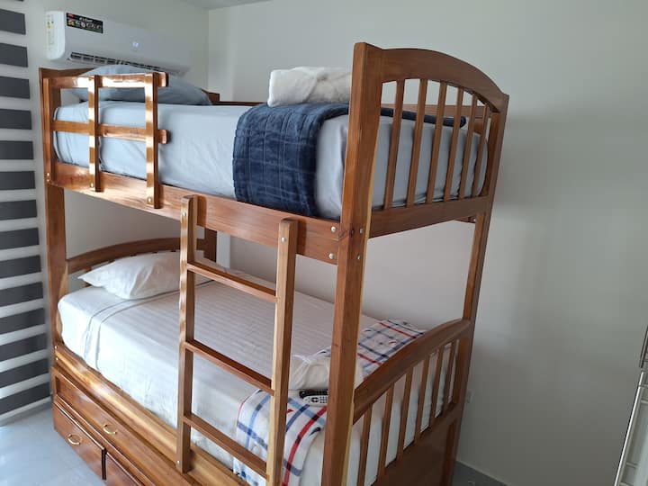 letto a castello con letti singoli, TV, aria condizionata e luci a LED 