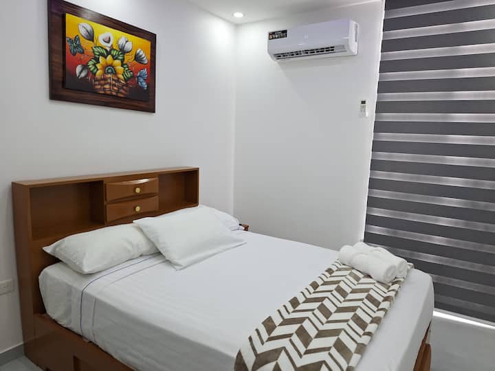 seconda camera da letto con letto matrimoniale, TV e aria condizionata, anche con luci a LED 