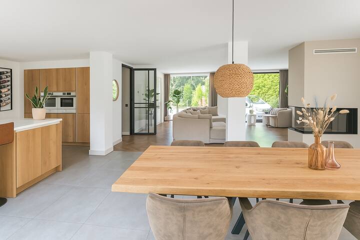 Stylish Villa with a hot tub close to city gallery image 4
