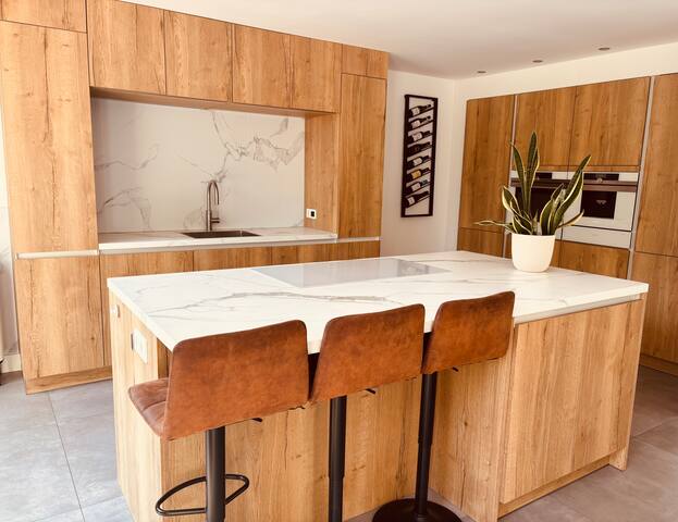 Stylish Villa with a hot tub close to city gallery image 5