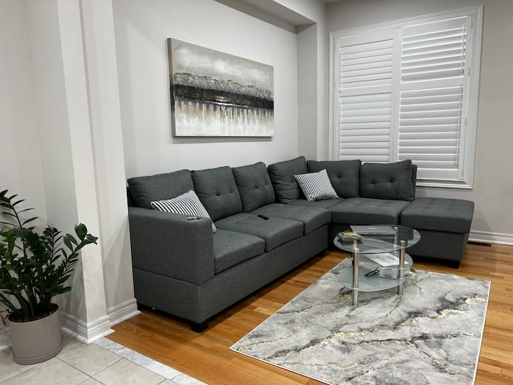 Four Bedrooms Home With Parking - Milton