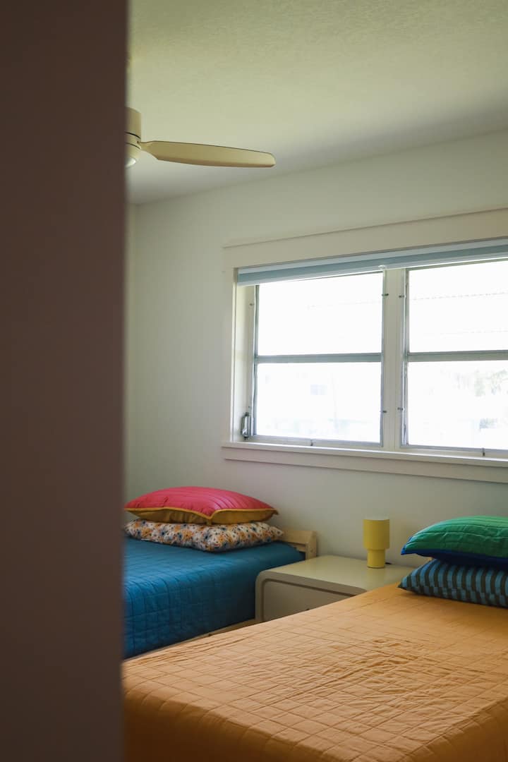 Dve samostatné postele je možné pred príchodom premeniť na manželskú posteľ. 