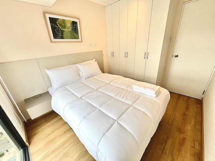 Ლამაზი ოთახი ორადგილიანი საწოლით. 