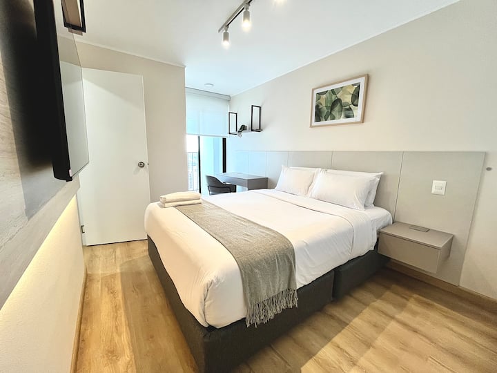 Ფართო საძინებელი ორადგილიანი საწოლით, ტუმბოებით, სამუშაო მაგიდით, სმარტ-ტელევიზორით, დიდი კარადათი და აბაზანა-ტუალეტით, იდეალურია კომფორტული სტუმრობისთვის. 