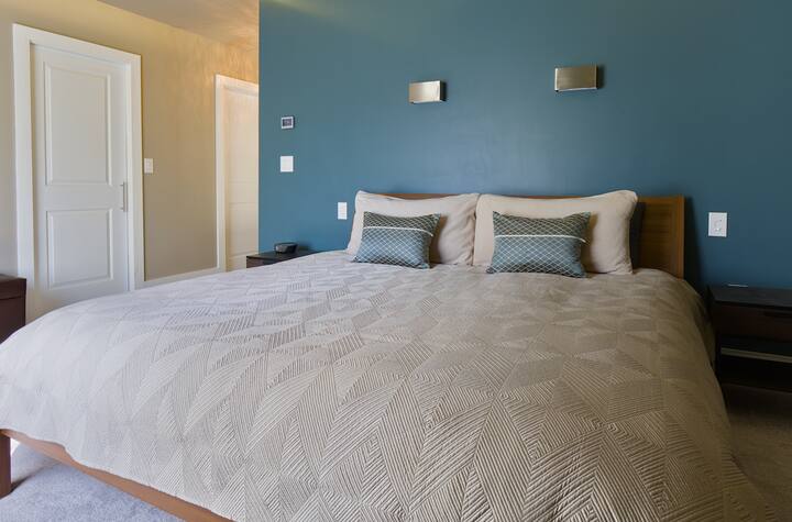 Dormitorio, cama tamaño king, dos vestidores, acceso a baño completo