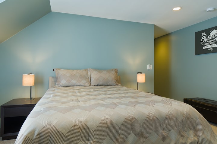 Dormitorio, cama tamaño queen, vestidor