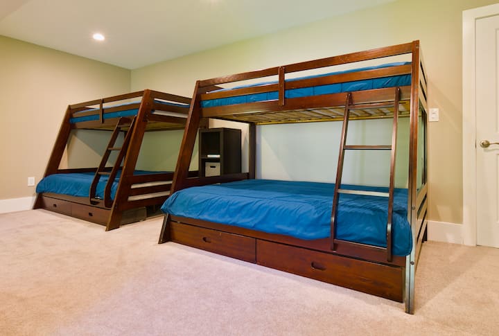 Dormitorio, dos literas, vestidor, PlayStation