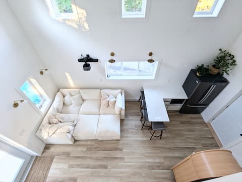 Top performing Airbnb: Modern Loft by Lake - nature escape with hot tub in Rockingham