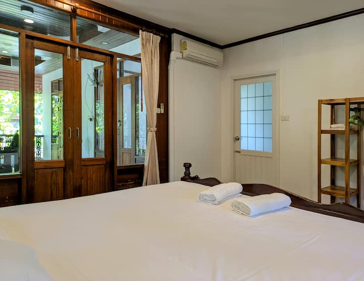 ❄️ Aire acondicionado para mantener el ambiente siempre fresco y agradable.