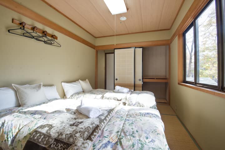 6 ტატამიანი საძინებელი ორი ერთადგილიანი საწოლით, დიდი კარადა და ბევრი ბუნებრივი სინათლე.