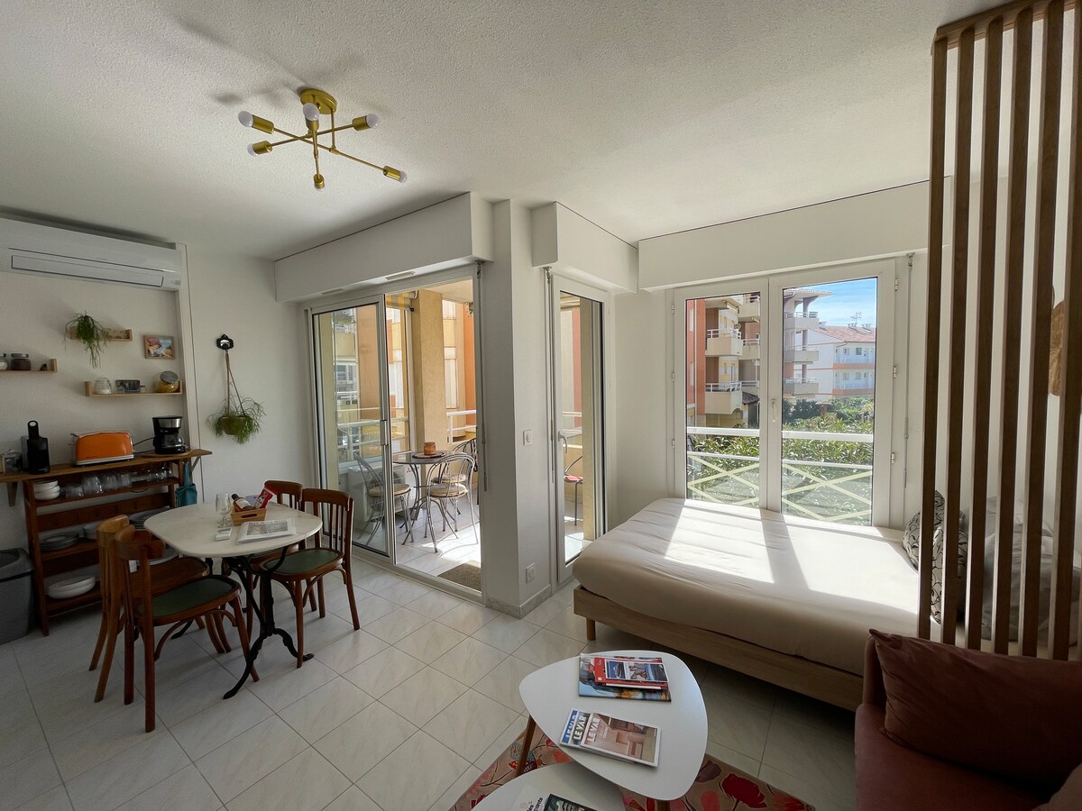 Annonce Airbnb populaire: Nice air-conditioned studio, a short walk to the beach. à Fréjus