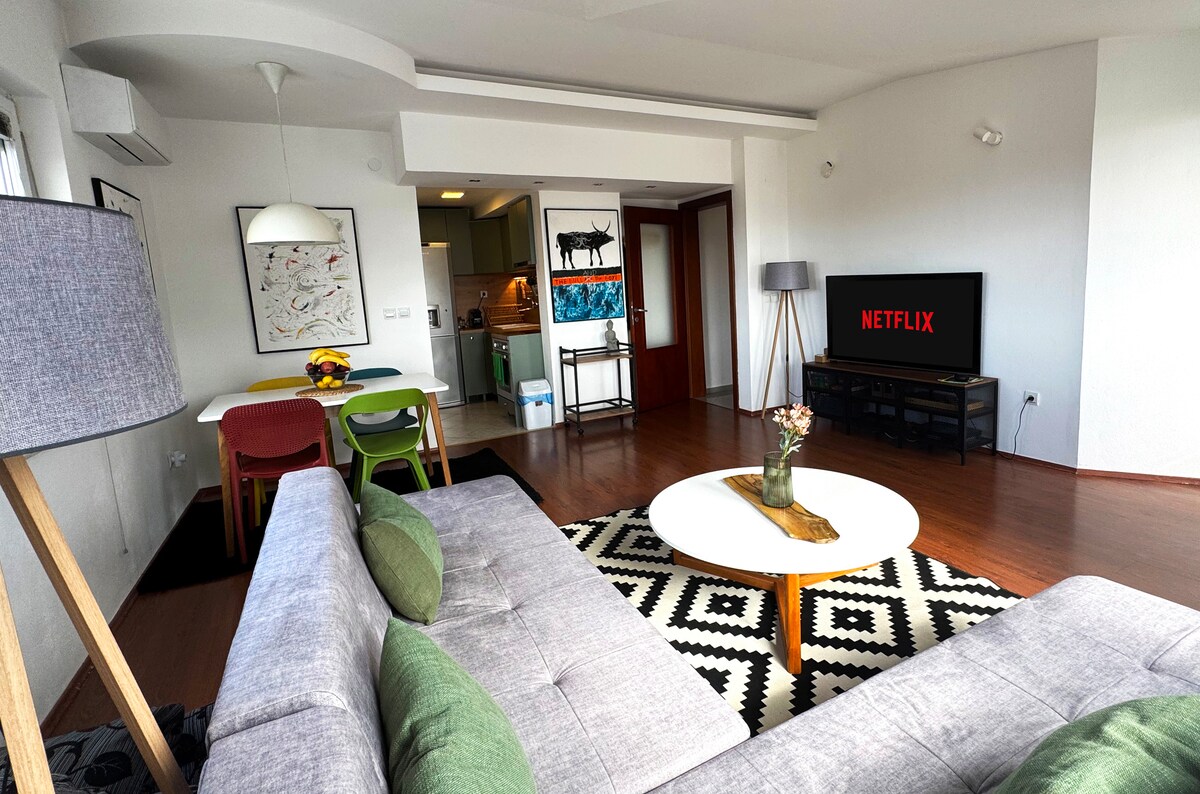 مساحة غرفة المعيشة، خفيفة ومشرقة، مع إطلالة على البحيرة من جميع النوافذ، وإطلالة على منتزه جاليشيكا الوطني وأيضًا قلعة سامويل. من هنا يمكنك الوصول إلى المطبخ المجهز بالكامل ومخرج إلى الشرفة.