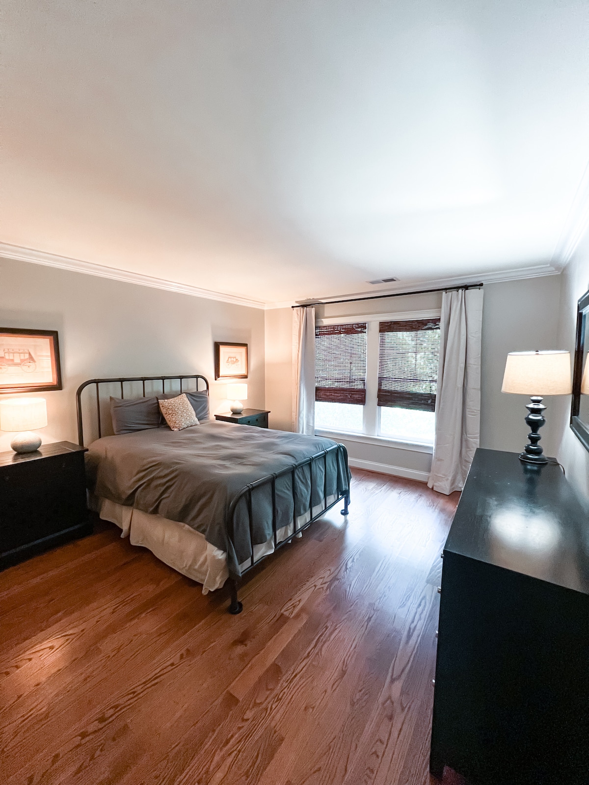 Ubicado en el segundo piso. Vestidor para guardar la ropa. El baño completo 2 está en el pasillo fuera de la habitación. 