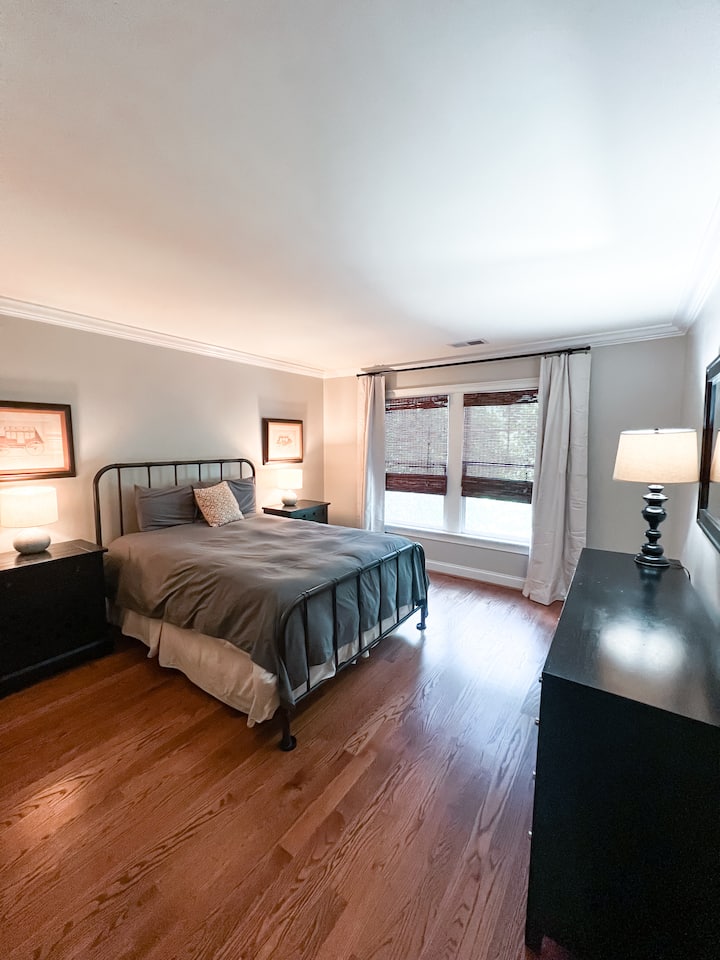 Ubicado en el segundo piso. Vestidor para guardar la ropa. El baño completo 2 está en el pasillo fuera de la habitación. 