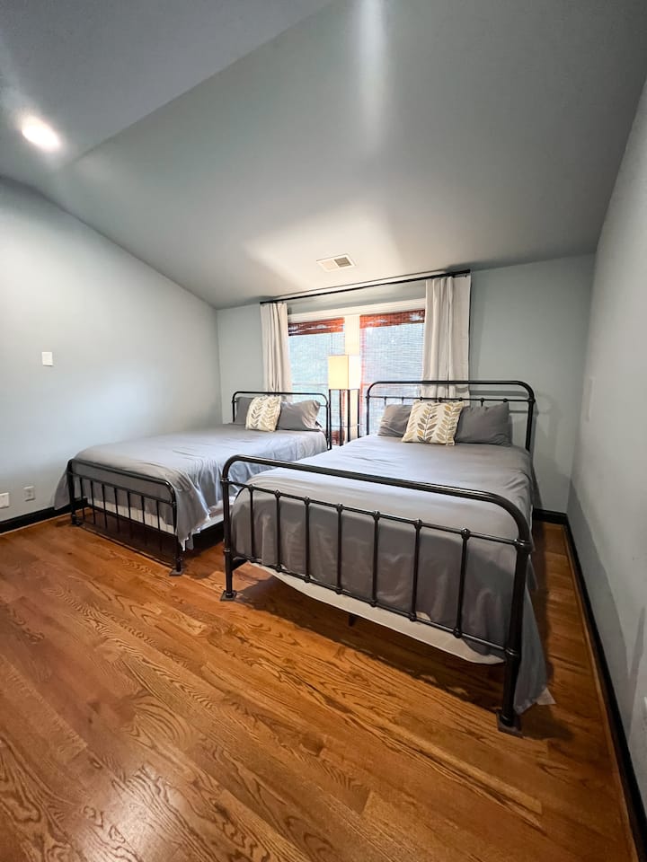 El dormitorio 4 está ubicado en el tercer piso. Esta es la única habitación en el tercer piso que proporciona privacidad. 