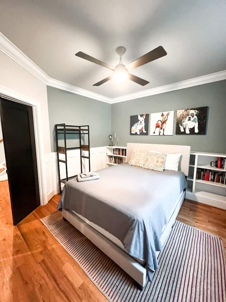 Situado en la planta principal con acceso al pasillo al medio baño. 