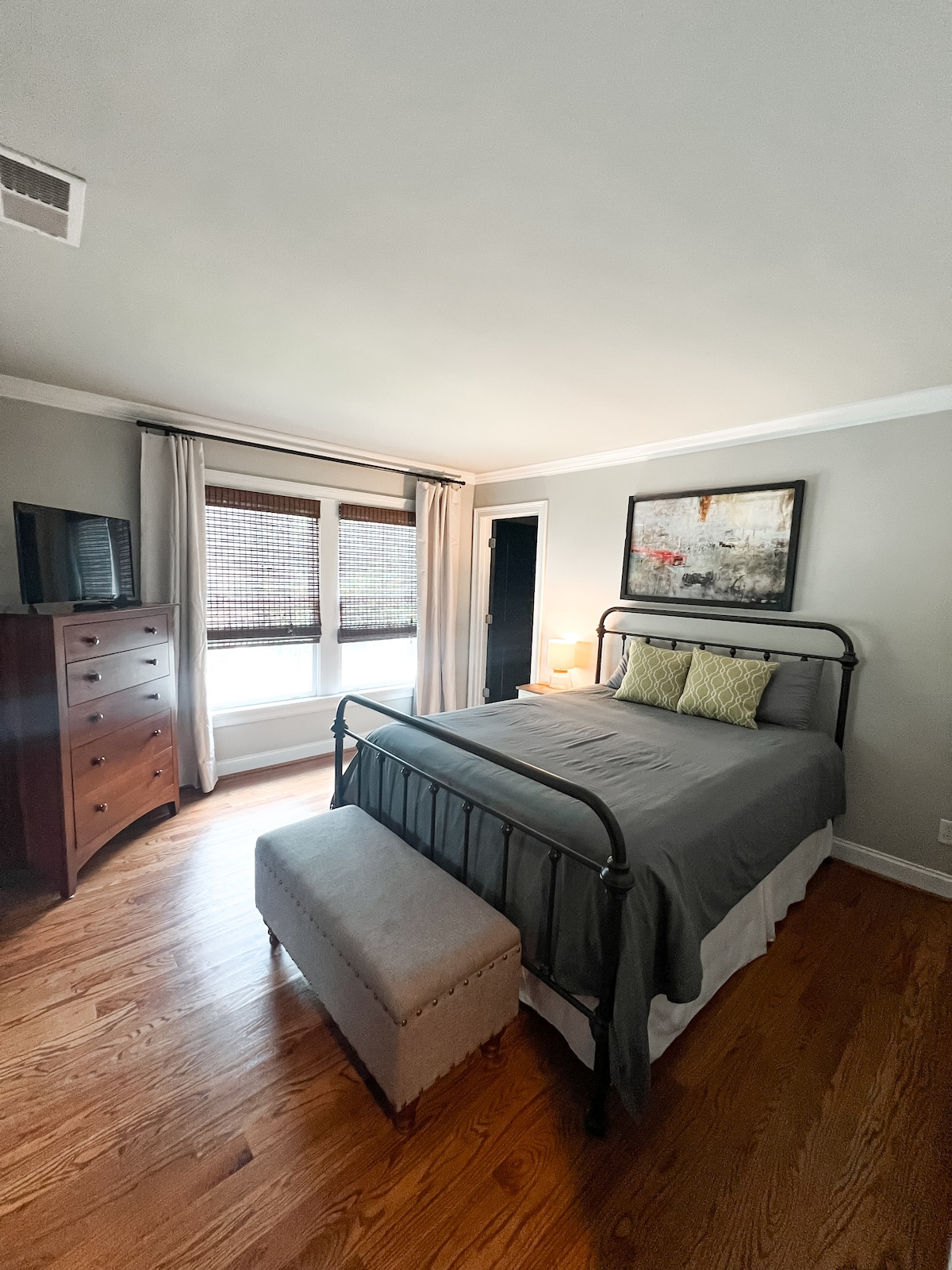 Ubicado en el segundo piso. Vestidor para guardar la ropa. Acceso en la habitación al baño completo 2 que se comparte con los dormitorios 3 y 4. 