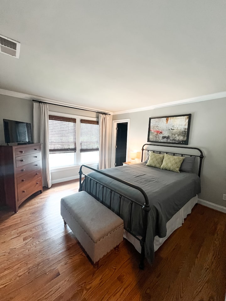 Ubicado en el segundo piso. Vestidor para guardar la ropa. Acceso en la habitación al baño completo 2 que se comparte con los dormitorios 3 y 4. 