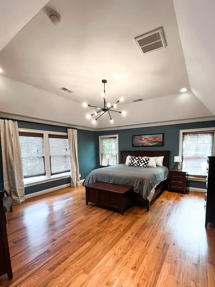 Situado en el segundo piso, al final de un pasillo con baño completo en suite, vestidor y un hermoso techo abovedado. 