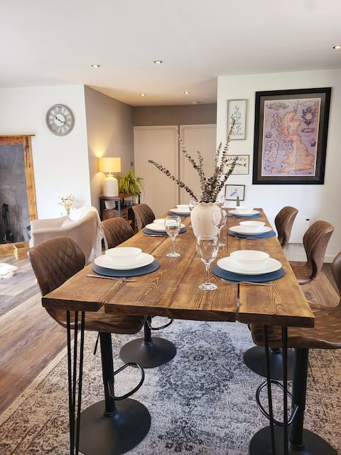 Lux Cabin Retreat •Hot Tub & Games Room• Sleeps 8