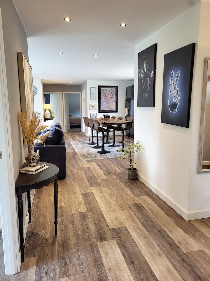 Lux Cabin Retreat -Hot Tub & Games Room- Sleeps 8 - Bromsgrove