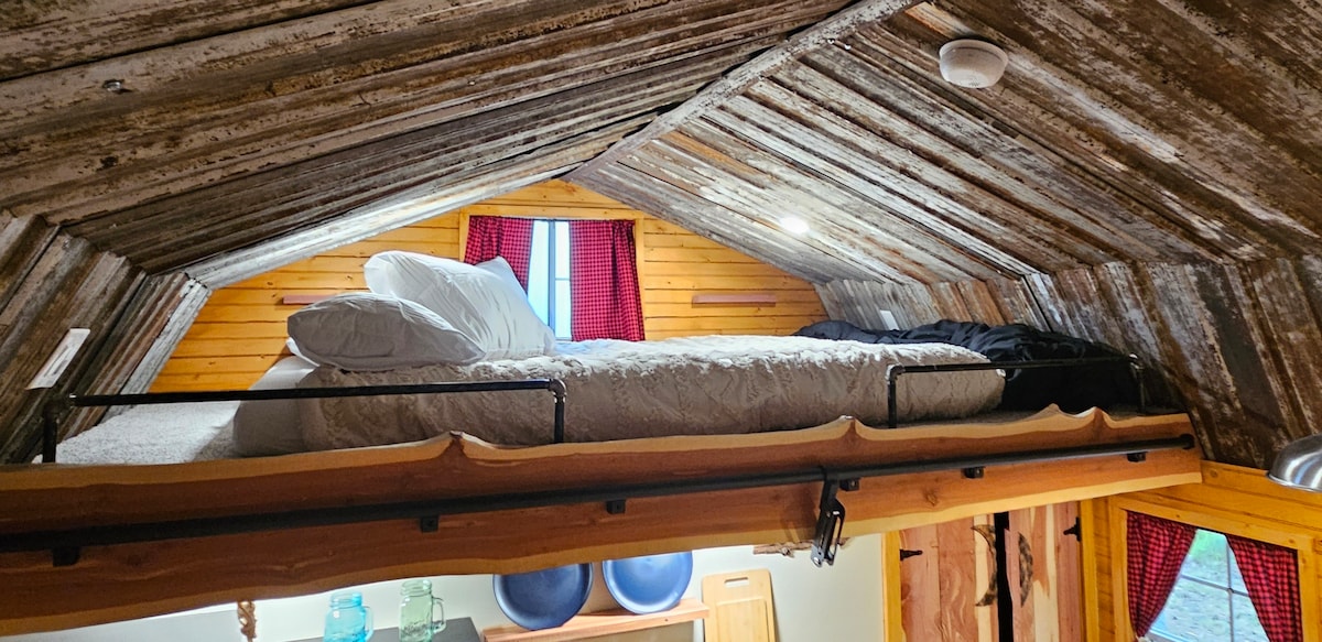 Cama tamaño queen con almohadas suaves y firmes. Tengo un edredón fino en la cama para el verano. Pero un gran edredón si tienes frío durante la noche. Cierra las cortinas para que no entre el sol. En este espacio hay enchufes USB y estantes.