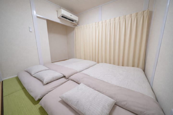 Ако използвате стаята в японски стил като спалня, ще ви предоставим японски футон.Футонът е двоен и просторен.Препоръчва се за малки деца.Осветлението в тази стая се управлява с дистанционно управление.